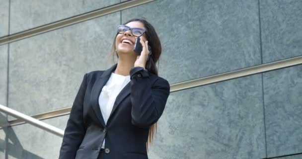 Video Brunette Businesswoman Smiling Talking Mobile Phone — Stock Video