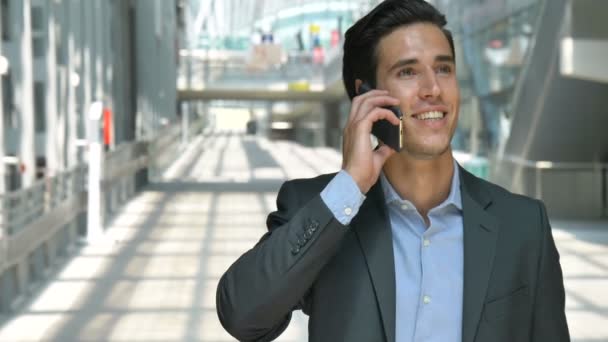 Retrato Jovem Homem Negócios Bonito Estudante Terno Sorrindo Falando Telefone — Vídeo de Stock