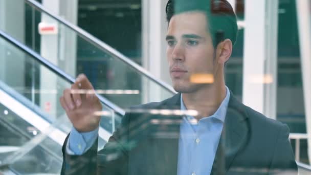 Junger Gutaussehender Geschäftsmann Student Anzug Fenster Stehend Glücklich Blickend Und — Stockvideo