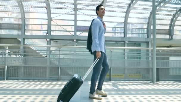 Mladý Pohledný Podnikatel Student Obleku Přichází Aktovkou Nádraží Letišti Koncept — Stock video