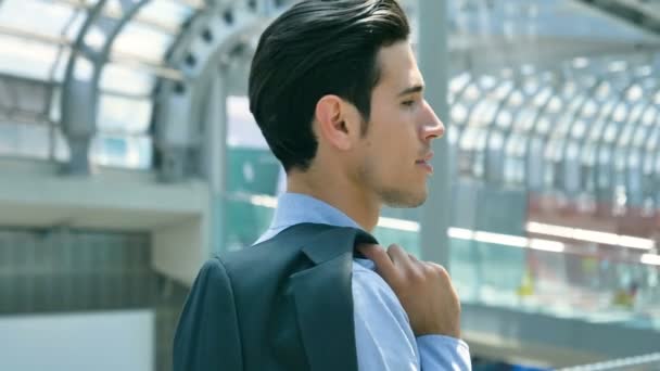 一个穿着西装的年轻英俊商人 在机场的车站拿着一个公文包 新业务 周游世界 新交易 — 图库视频影像