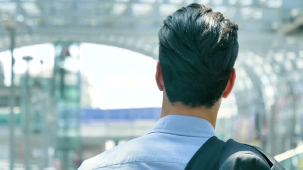 Молодий Красивий Бізнесмен Студент Костюмі Приходить Портфелем Вокзалі Аеропорту Концепція — стокове відео