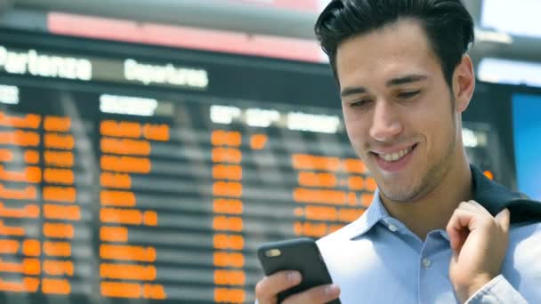 一个穿着西装的年轻英俊商人 的肖像 面带微笑 在车站 机场打电话 新业务 周游世界 商业交易 — 图库视频影像