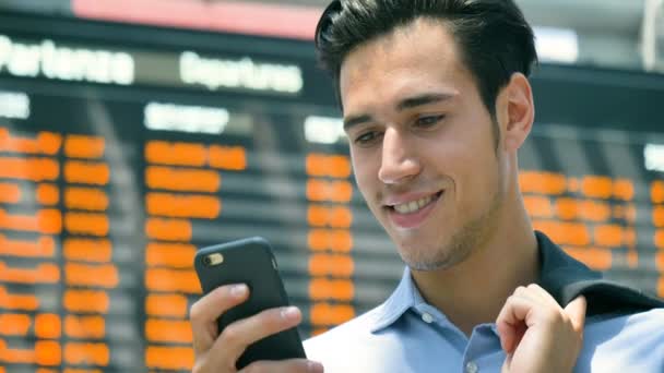 Retrato Jovem Homem Negócios Bonito Estudante Terno Sorrindo Falando Telefone — Vídeo de Stock