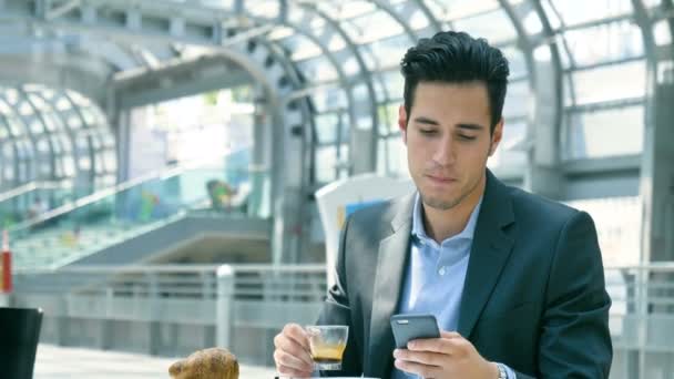 Retrato Joven Hombre Negocios Guapo Estudiante Traje Sonriendo Hablando Por — Vídeo de stock