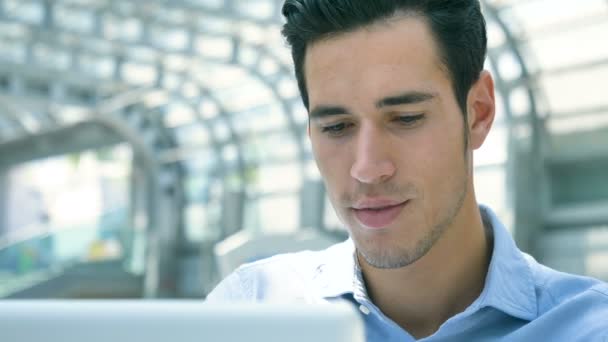 Joven Hombre Negocios Guapo Estudiante Una Camisa Azul Mesa Trabajo — Vídeo de stock