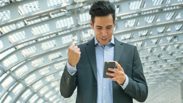 Retrato Joven Hombre Negocios Guapo Regocijándose Traje Sonriendo Hablando Por — Vídeos de Stock