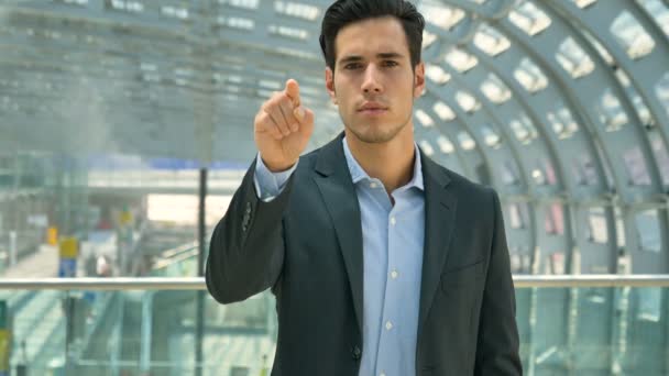 Retrato Jovem Empresário Bonito Tocando Botões Imaginários Estação Aeroporto Conceito — Vídeo de Stock