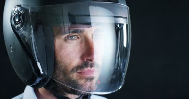 Retrato Piloto Profissional Motociclista Capacete Preto Protetor Fundo Preto Conceito — Vídeo de Stock