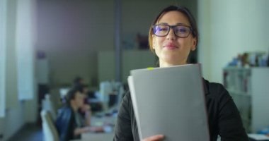 ağır çekim video başarılı iş kadını holding klasörünün, meslektaşları ile oda ofis ayakta arka plan bulanık