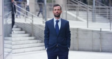 Hala bir iş olarak zaman zaman atlamalı çabuk etrafında geçiyor. Konsept: zaman, gelecek, hız, ilerleme ve iş