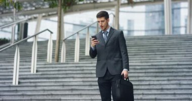 Gökdelenler arasında hücre, baktıktan sonra genç bir işadamı sevinir ve zafer veya promosyon için dans etmeye başlar. Konsept: bahis, finans, ekip çalışması, dans ve kariyer