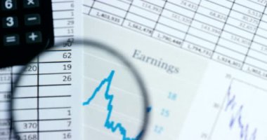 Kağıtlarım, hesap makinesi ve Büyüteç Camı evrak kazanç istatistikleri ile video