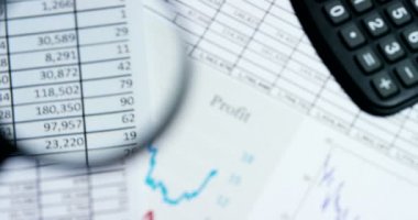 video iş kağıtları ve hesap makinesi, kar ve Büyüteç Camı olan belgeler