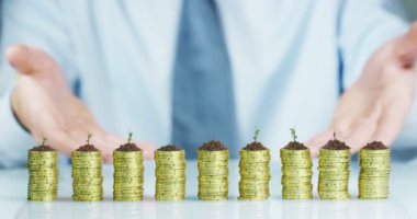 altın sikke ve 3d grafik adam paralar gösterilen arka plan üzerinde büyüyen bitkiler, video 