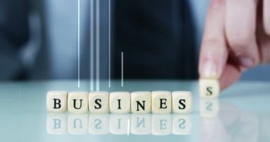 tablo, el hareketli blok ve word metin iş yapma kısmi görünüm üzerindeki harfler ile küçük geometrik küpler video