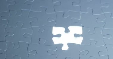 bir el ışık siyah beyaz bulmaca, strateji, ekip çalışması ve finans dünya kavramı tamamlar