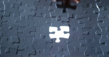 bir el ışık siyah beyaz bulmaca, strateji, ekip çalışması ve finans dünya kavramı tamamlar