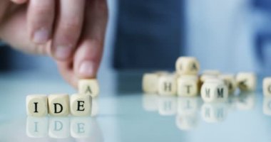 küçük geometrik küpleri mektuplar, kısmi sözcük metin fikir yapmaya kişinin görünümü ile video