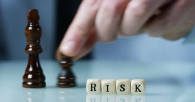 küçük geometrik küpleri harf, kelime risk ile küpleri, satranç şekil hareket kişinin kısmi görünümü ile video 