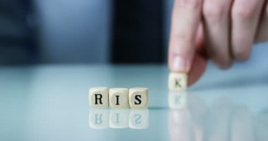 küçük geometrik küpleri mektuplar, kısmi sözcük metin risk yapma kişinin görünümü ile video