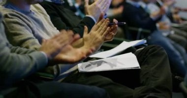İnsanlar oturtulmuş ve bir iş toplantısı için dinleme portresi. Konsept: iş, takım çalışması, iş
