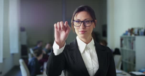 背景をぼかし 同僚と事務室に立って指で空気に触れて成功したビジネスウーマンのスロー モーション ビデオ — ストック動画
