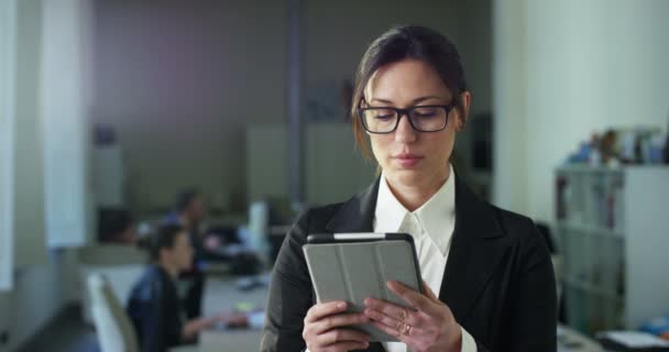 Video Cámara Lenta Una Exitosa Mujer Negocios Usando Una Tableta — Vídeos de Stock