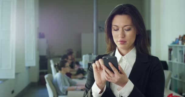 Vídeo Mulher Negócios Morena Usando Telefone Celular Escritório Com Pessoas — Vídeo de Stock