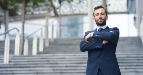 Hombre Con Traje Mira Cámara Sonríe Orgulloso Seguro Mismo Concepto — Vídeos de Stock