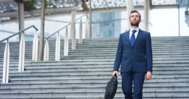 Sur Les Escaliers Mécaniques Homme Affaires Répond Téléphone Envoie Des — Video