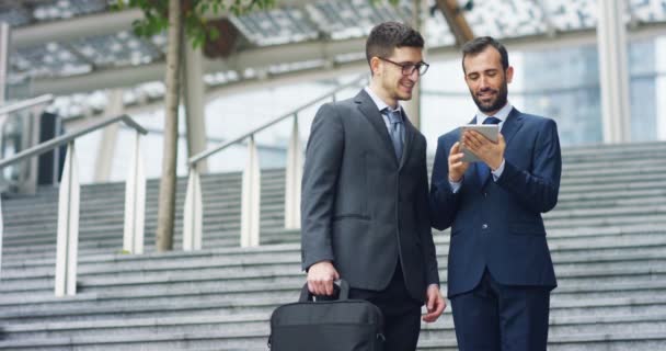 Ciudad Dos Hombres Negocios Dan Mano Sonríen Antes Empezar Colaborar — Vídeos de Stock