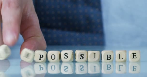 Видео Маленьких Геометрических Кубиков Буквами Частичное Представление Человека Разбивающего Кубики — стоковое видео