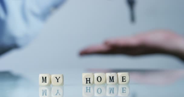 Zeitlupenmakro Des Wortes Mein Zuhause Aus Den Hölzernen Buchstabenblöcken Und — Stockvideo