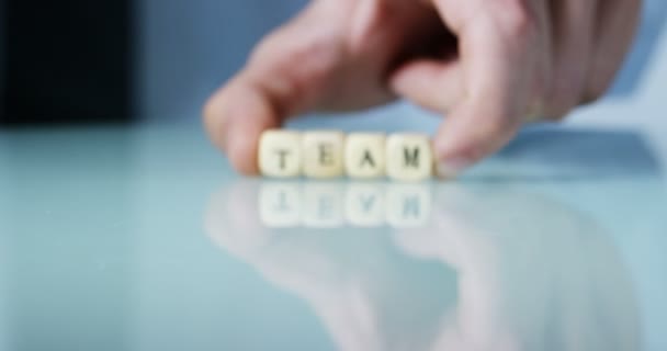 Vidéo Petits Cubes Géométriques Avec Lettres Vue Partielle Personne Mouvement — Video