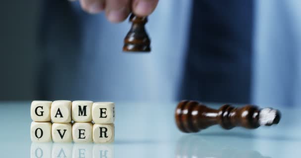 vidéo de petits cubes géométriques avec des lettres, vue partielle de la personne en mouvement cubes avec jeu de mots sur 