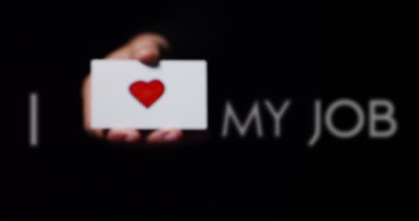 Відео Частковий Вигляд Руки Показує Маленьку Паперову Картку Повідомленням Люблю — стокове відео