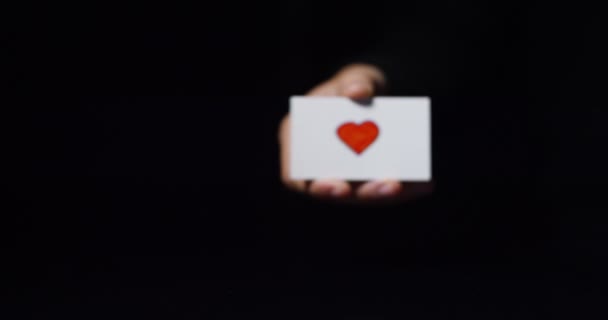 Video Teilansicht Der Hand Mit Kleiner Papierkarte Mit Rotem Herzzeichen — Stockvideo