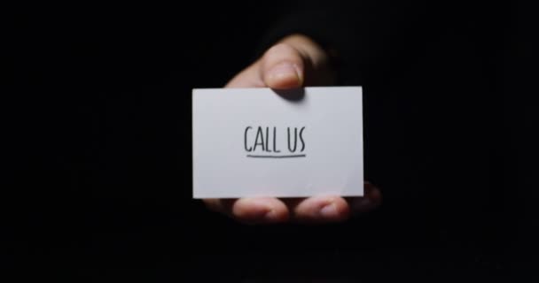 Відео Частковий Вигляд Руки Показує Маленьку Паперову Картку Повідомленням Зателефонуйте — стокове відео