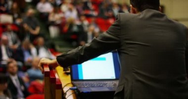 Bir adam bir oditoryum bir Kongre ekonomi üzerinde seyirci için bir konuşma tutar ve onların iş finans ve yaptığı konuşmada alkışlamak için
