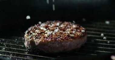 Tuz ile barbekü biftek pişirme Cinemagraph video 