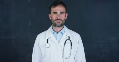 Profesör portresi, doktor (öğrenci) siyah bir zemin üzerine siyah tahta duruyor. Konsept: fikirler, meslekler, Üniversitesi, kimya, Fen öğretmen bellek Biyoloji doktor Koleji