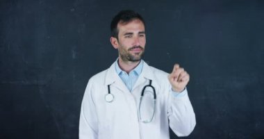 Profesör portresi, doktor (öğrenci) siyah bir zemin üzerine siyah tahta duruyor. Konsept: fikirler, meslekler, Üniversitesi, kimya, Fen öğretmen bellek Biyoloji doktor Koleji