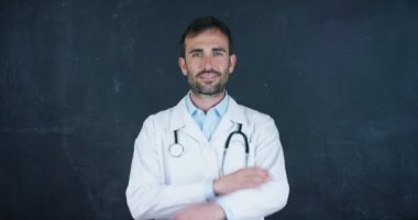 Profesör portresi, doktor (öğrenci) siyah bir zemin üzerine siyah tahta duruyor. Konsept: fikirler, meslekler, Üniversitesi, kimya, Fen öğretmen bellek Biyoloji doktor Koleji