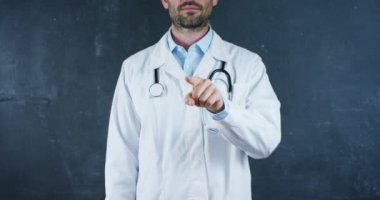 Profesör portresi, doktor (öğrenci) siyah bir zemin üzerine siyah tahta duruyor. Konsept: fikirler, meslekler, Üniversitesi, kimya, Fen öğretmen bellek Biyoloji doktor Koleji