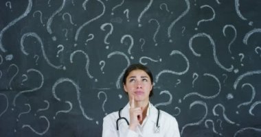 Güzel kadın doktor (öğrenci) bir kara tahta, bir meslek seçme hakkında düşünme portresi. Konsept: fikirler, okul, üniversite, kimya bilim öğretmenler bellek Biyoloji doktor soru