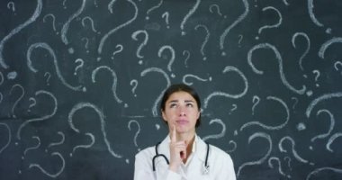 Güzel kadın doktor (öğrenci) bir kara tahta, bir meslek seçme hakkında düşünme portresi. Konsept: fikirler, okul, üniversite, kimya bilim öğretmenler bellek Biyoloji doktor soru