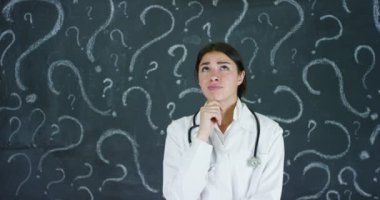 Güzel kadın doktor (öğrenci) bir kara tahta, bir meslek seçme hakkında düşünme portresi. Konsept: fikirler, okul, üniversite, kimya bilim öğretmenler bellek Biyoloji doktor soru