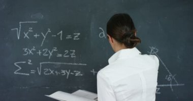 Bir güzel kız, öğretmen ya da öğrenci portresi çözdü örnekler, formüller, üçgen siyah bir arka plan üzerinde siyah bir gemide. Kavramlar: fikirler, cebir, matematik geometri okul Üniversitesi bilgi