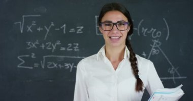 Bir güzel kız, öğretmen ya da öğrenci portresi çözdü örnekler, formüller, üçgen siyah bir arka plan üzerinde siyah bir gemide. Kavramlar: fikirler, cebir, matematik geometri okul Üniversitesi bilgi